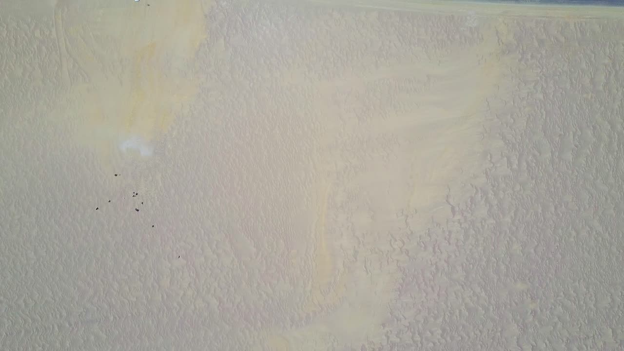 페루의 텍스처 된 모래 언덕과 공중 드론의 닝에서 위에서 아래로 볼 수 있습니다.