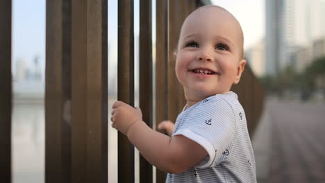 Niño-Riendo-A-La-Edad-De-1-Año-Bailando.