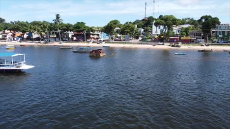 Volando-Más-Allá-De-Pequeños-Botes-En-Una-Ciudad-Portuaria-Brasileña