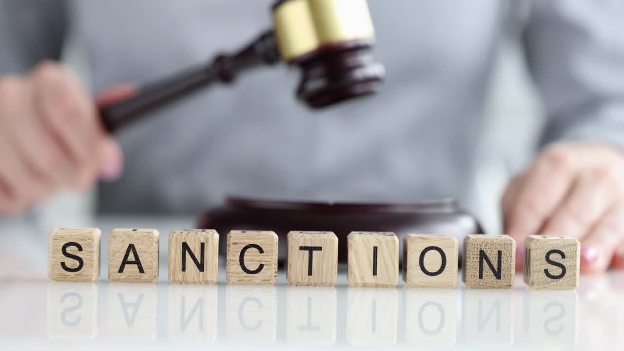 러시아에 대한 제재를 승인하는 판사 - 클로즈업 4k 슬로모션