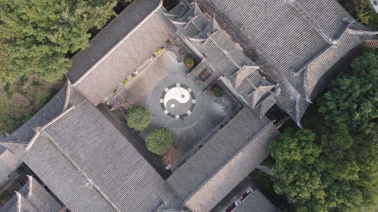 깊은 산의 도교 사원 태극권 다이어그램