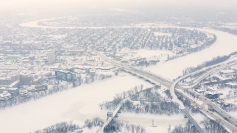 Toma-Aérea-Estática-Del-Río-Rojo-Que-Serpentea-A-Través-De-Winnipeg-Manitoba-Durante-Una-Tormenta-De-Hielo