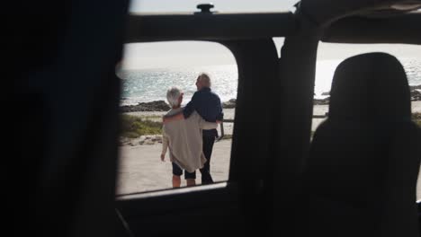 Senior-couple-with-car-at-the-beach