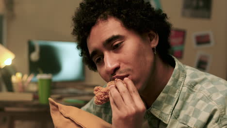 hombre comiendo pollo frito