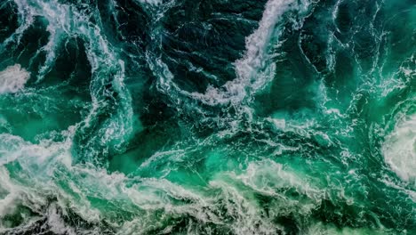 las olas de agua del río y el mar se encuentran durante la marea alta y la marea baja.