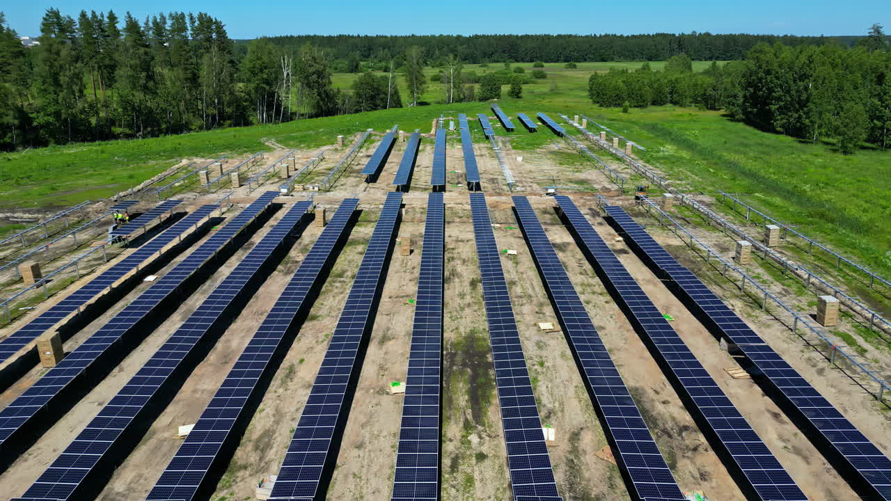огромный ландшафт установки солнечных панелей на электростанции с возобновляемой энергией