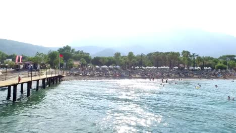 muy hermosa playa en beldibi con una montaña en el fondo