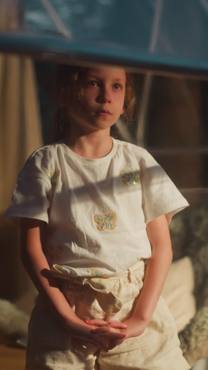 niña molesta mira por la ventana con el hermano menor en la habitación. niños pequeños aburridos cansados de jugar pasan el tiempo en casa. niños infelices en la cabaña de glamping