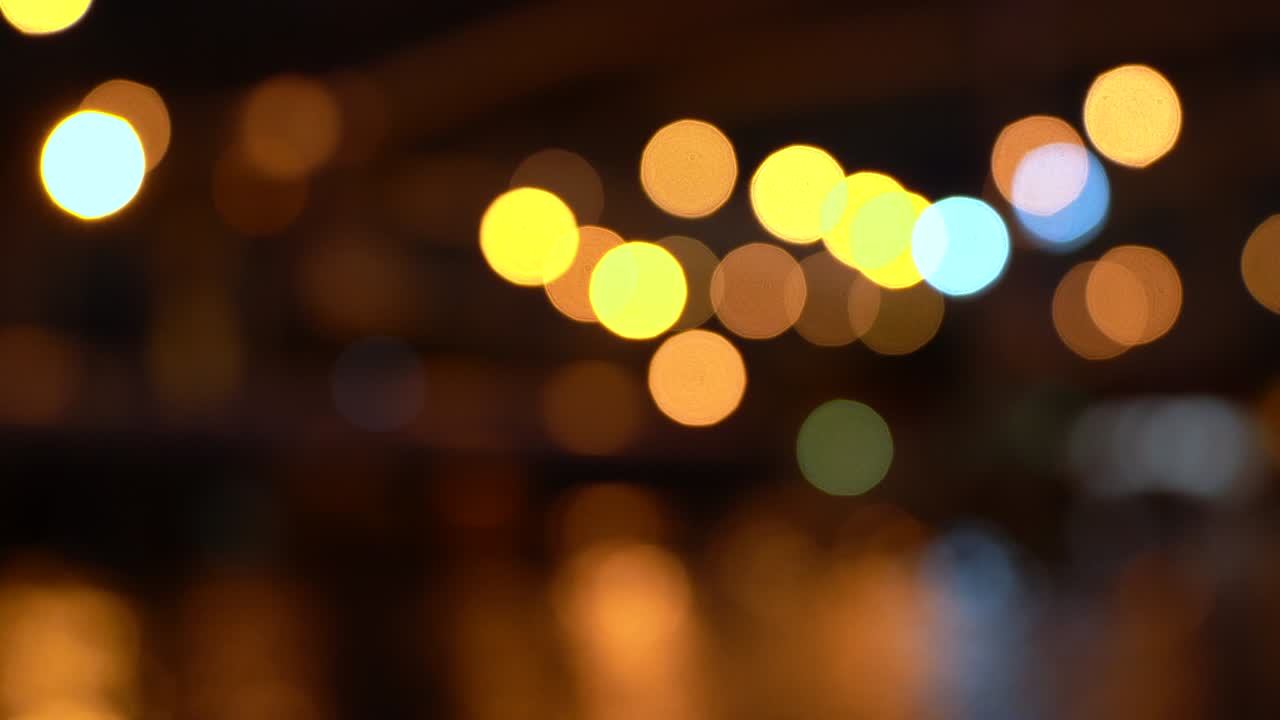 movimiento bokeh de coches y luces de la ciudad sobre el río que fluye