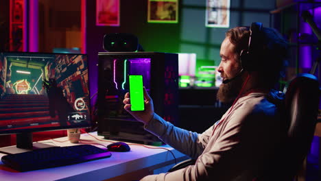 jugador atascado en una misión difícil, buscando en línea para la inspiración en el teléfono de maqueta