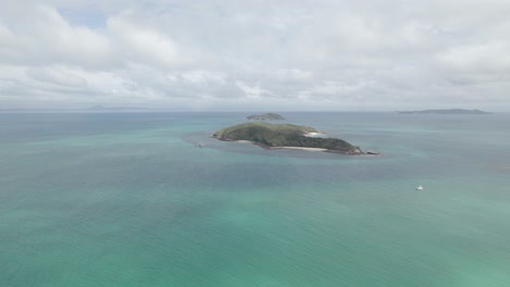 Vista-Lejana-De-La-Isla-Central-Cerca-De-La-Isla-Miall-En-La-Gran-Barrera-De-Coral,-Queensland,-Australia