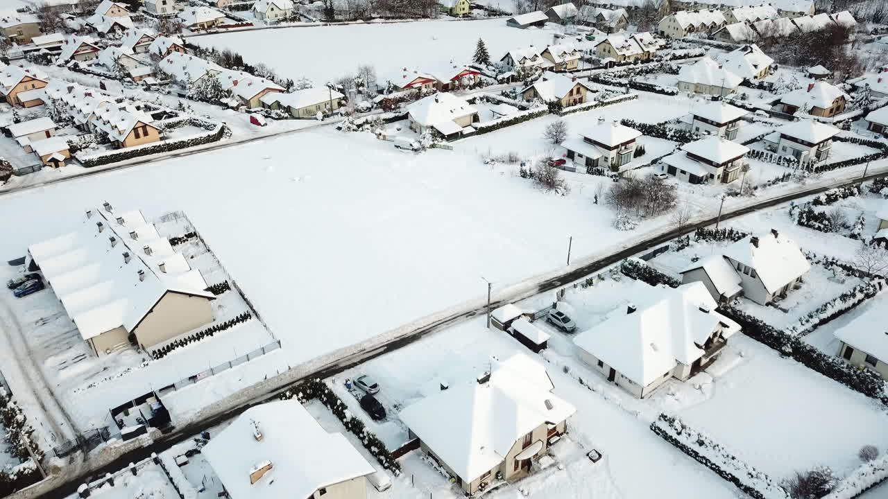 vuelo de drones sobre la ciudad en polonia durante el día soleado de invierno