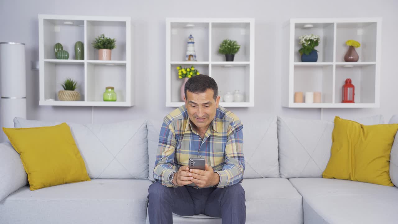 Uomo anziano che scrive messaggi al telefono con espressione felice