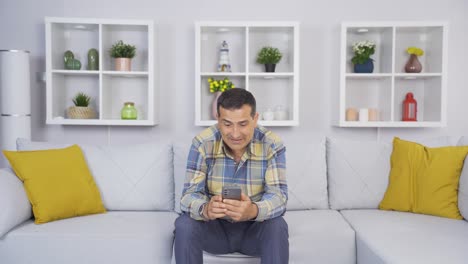 un anciano enviando mensajes de texto por teléfono con una expresión feliz.