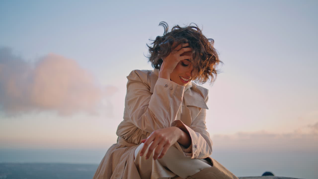 mujer romántica sentada en el horizonte contemplando la noche belleza pacífica de cerca