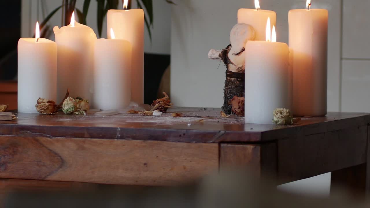 la creación de una muñeca vudú; ritual vudú