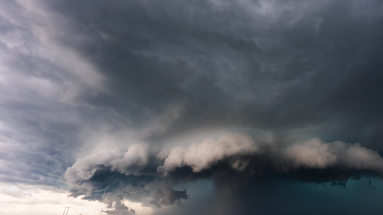 Stormskyer, der bevæger sig hen over himlen med en kraftfuld, naturlig bevægelse
