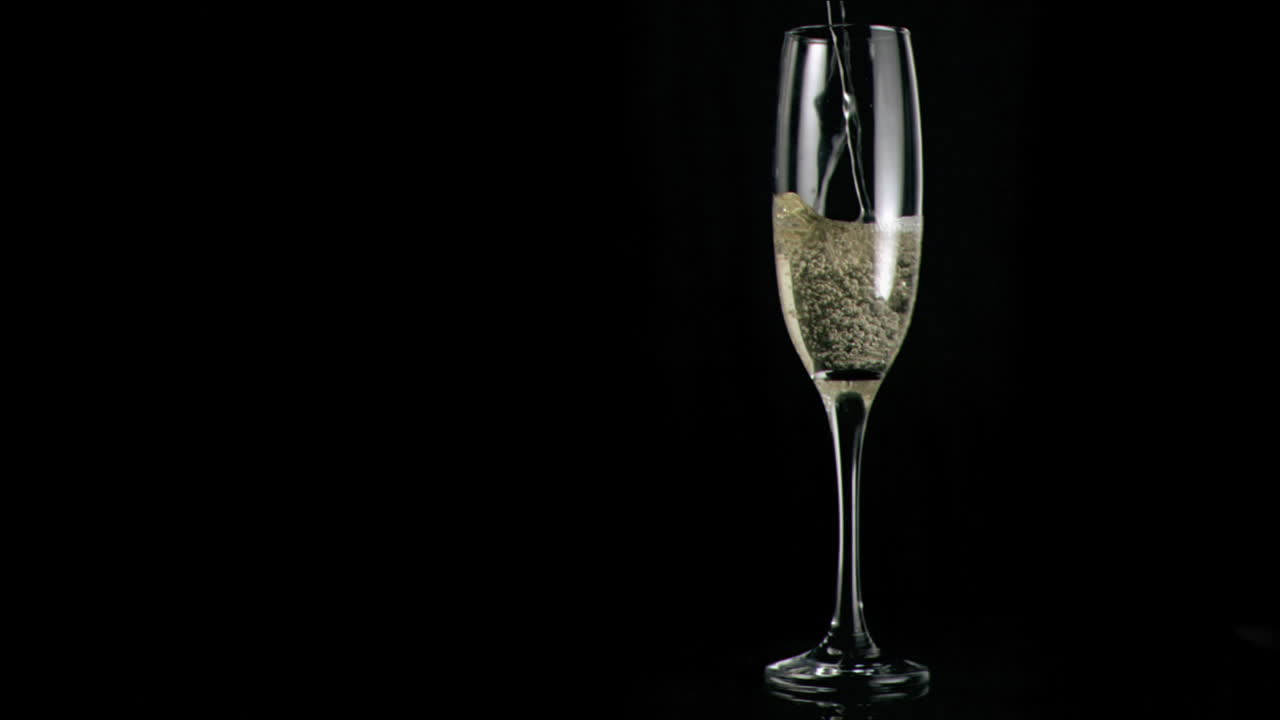 Champagne bianco versato in super slow motion