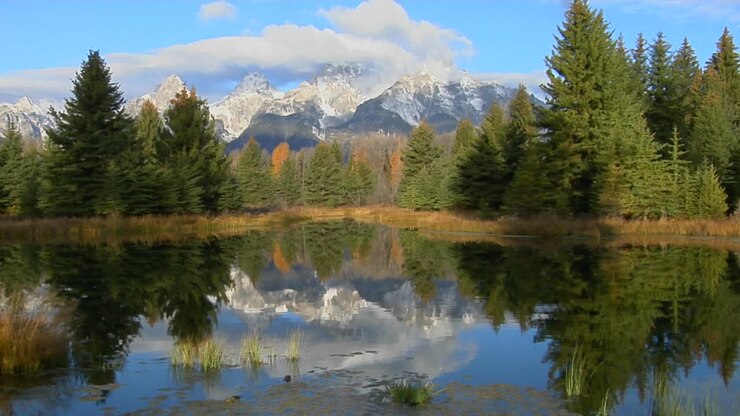 Le montagne del Grand Teton si riflettono in un lago di montagna 1.