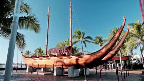 Ein-Traditioneller-Polynesischer-Segel-Auslegerkatamaran-Aus-Holz,-Ausgestellt-In-Papetee-In-Tahiti,-Französisch-Polynesien