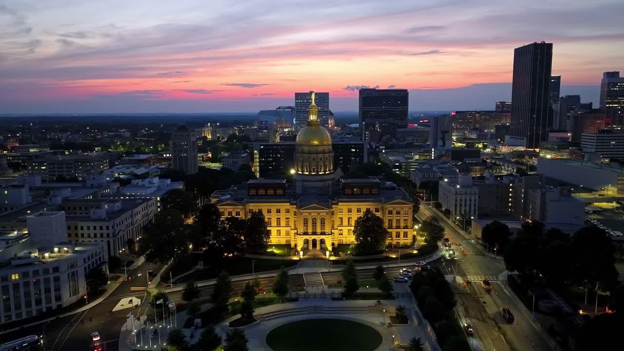 edificio del capitolio del estado de georgia en atlanta, georgia por la noche con video de drones que se mueven