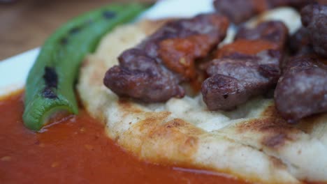 kebabs turcos con salsa y pimienta verde