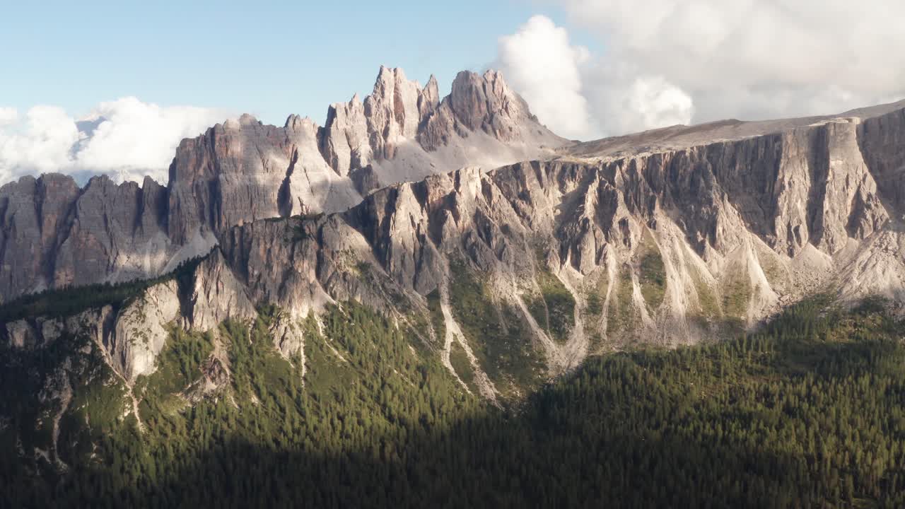 vista aérea panorámica de la icónica croda da lago en el paisaje dolomita, italia