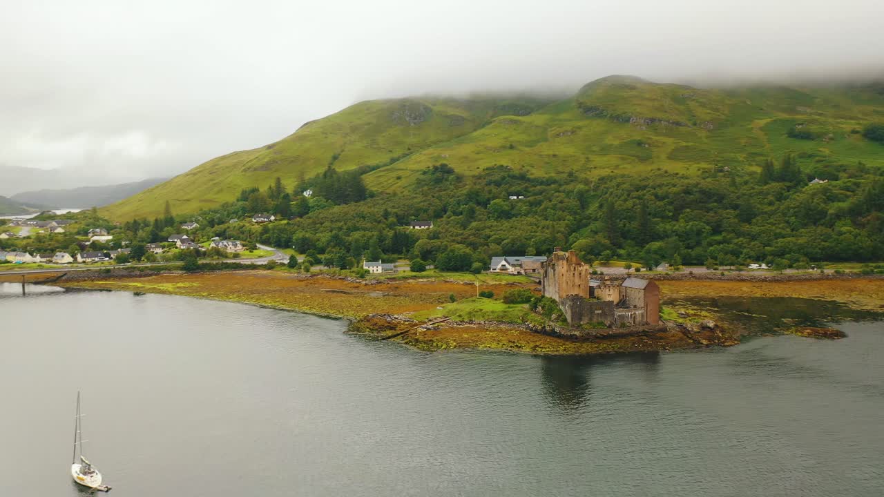 스코틀랜드 하이랜드 (scotland highlands) 에 있는 스코틀랜드 캐슬 온 로크 (scottish castle on loch) 의 공중 사진