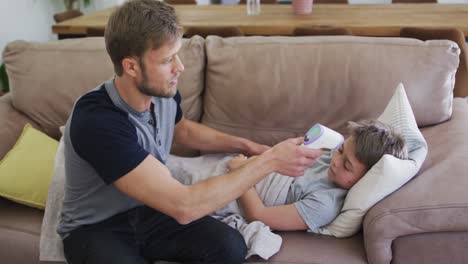hombre caucásico pasando tiempo con su hijo juntos