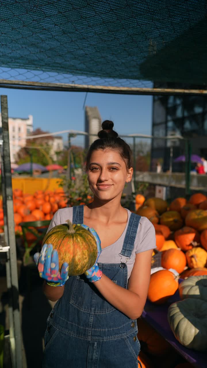 mujer en un mercado de calabazas