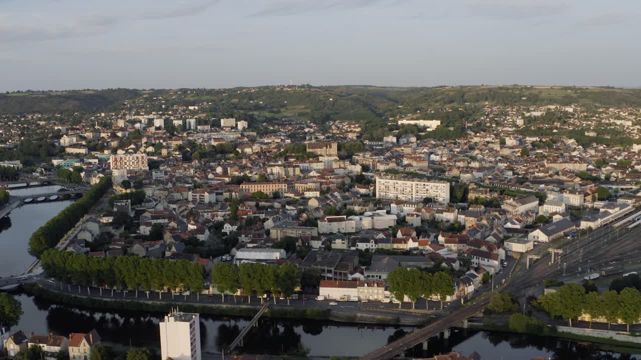 Ripresa aerea con drone di Montluçon nella Francia centrale.