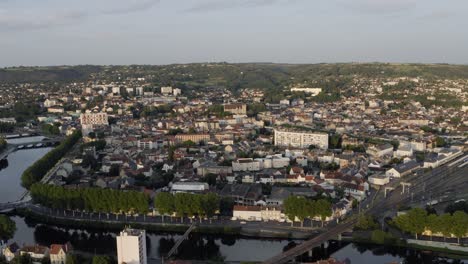 toma aérea de drones de montluçon en el centro de francia