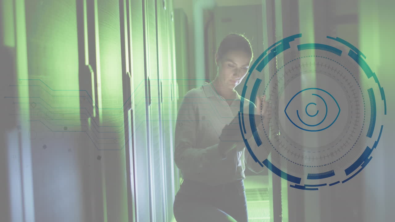 animación de escáner redondo de retina sobre ingeniera caucásica usando tableta digital en la sala de servidores