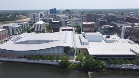 Centro-De-Convenciones-Devos,-Grand-Rapids,-Michigan,-Estados-Unidos,-Vista-Aérea-De-Drones