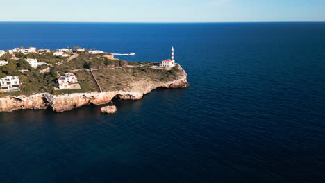 Vista-Aérea-Del-Faro-De-Porto-Colom-En-La-Pintoresca-Costa-De-Mallorca.