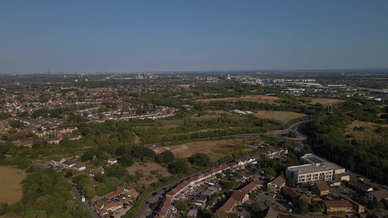 Riprese drone su Uxbridge che mostrano un mix di complessi residenziali, edifici commerciali e strade alberate. Questa prospettiva evidenzia la diversità e la struttura di questo sobborgo di Londra Ovest.
