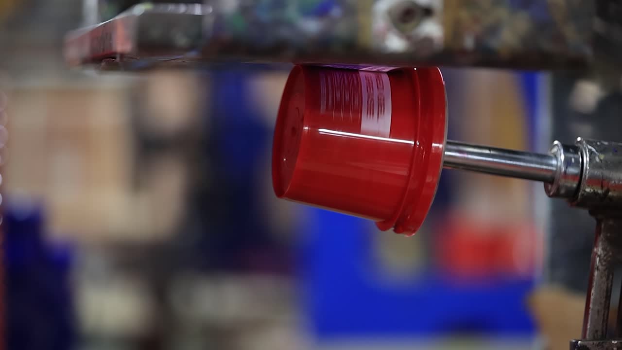 man put a Grease bowl in sticker machine, industry 5.0