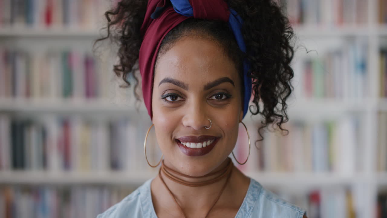 retrato atractiva joven mujer hispana estudiante sonriendo disfrutando de un estilo de vida exitoso hermosa mujer independiente cámara lenta