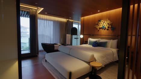 Walk-in-luxury-hotel-in-Taiwan-with-modern-decor-and-bath-in-the-room