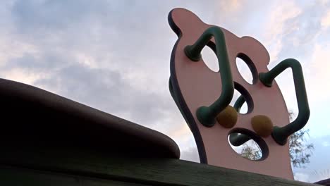 Bewölkter-Und-Dunkler-Tag-Auf-Einem-Kinderspielplatz