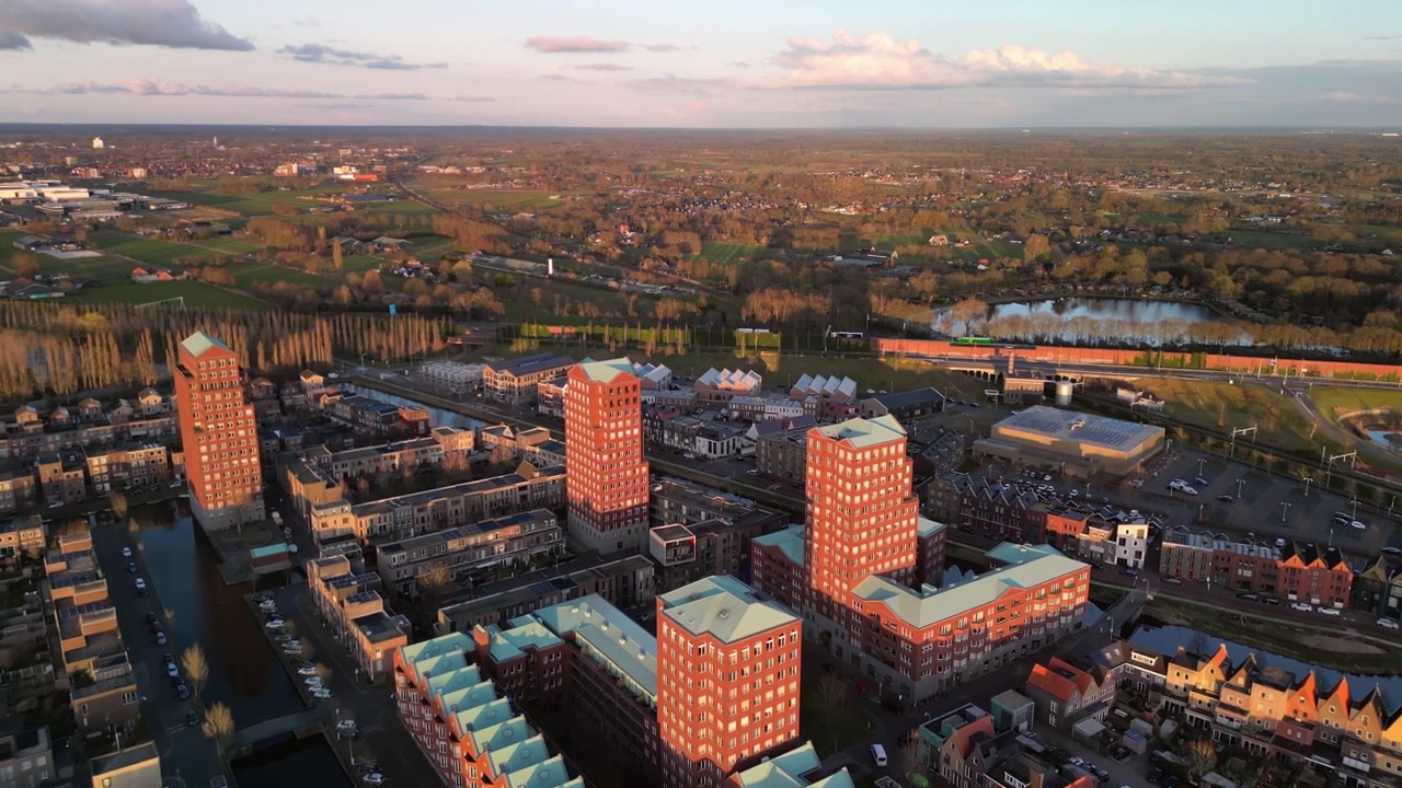 Vista aerea da drone durante l'ora d'oro con edifici moderni ad Amersfoort Vathorst, Paesi Bassi