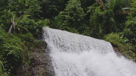 torrente furioso en el bosque tropical de montaña en primera cascada de la planta en tanamá, arecibo, puerto rico