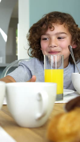 hermano y hermana desayunando
