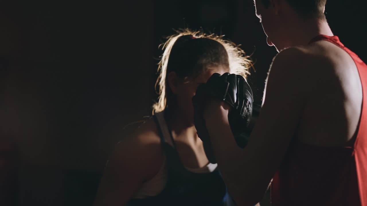 kickboxer mujer atleta entrenadora de kickboxing entrenando amigas de acondicionamiento físico boxeando golpeando guantes de enfoque disfrutando de un entrenamiento intenso juntos en el gimnasio de cerca