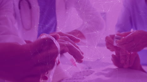 animación de conexiones sobre las manos de mujeres y hombres médicos caucásicos que cuidan al paciente