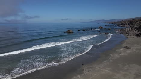 Imágenes-De-Drones-Aéreos-De-4k-Sobre-Olas-En-Una-Playa-De-Arena-En-El-Norte-De-California-En-Un-Día-Soleado