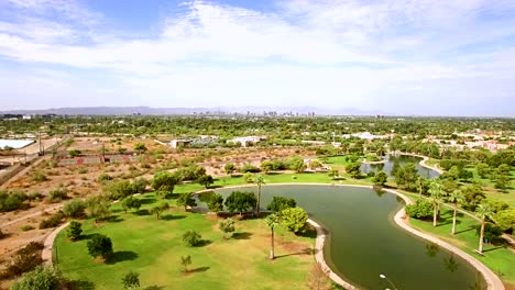 Luftiger,-Langsamer-Aufstieg-Vom-Granada-Park-North-Central-Phoenix-Für-Einen-Fernblick-Auf-Die-Wolkenkratzer-Der-Innenstadt-Und-Den-South-Mountain