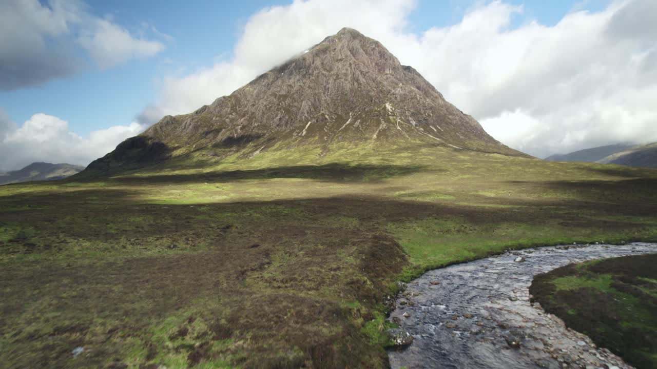 buachaille etive mor se eleva sobre pantanos atados río nublado, rannoch moor