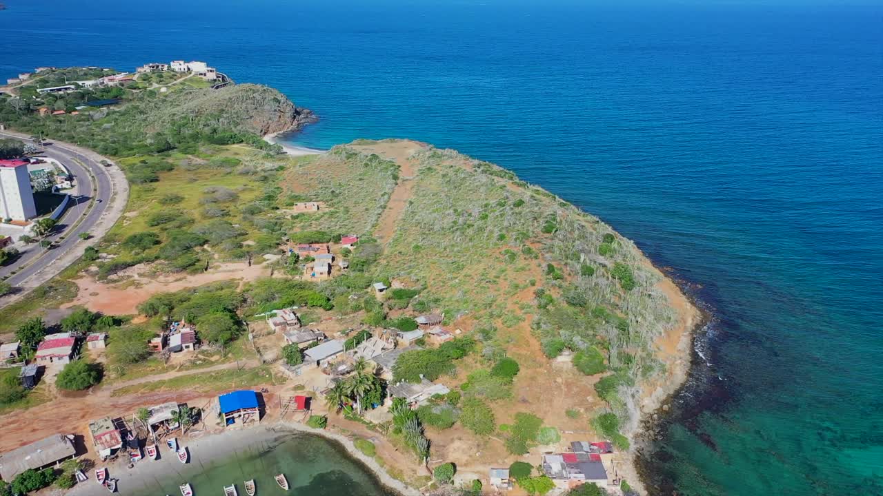 Vista drone di Playa Moreno che mostra la costa, le barche e le atmosfere di vita rurale