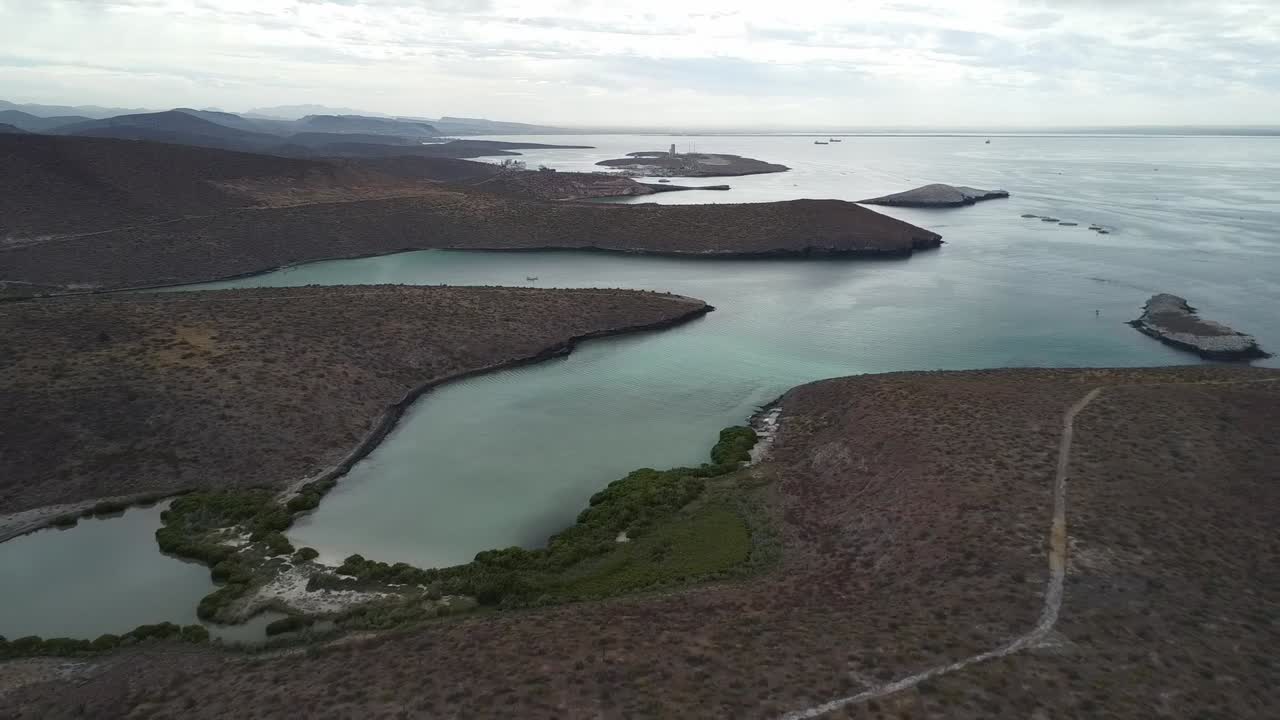 바하 캘리포니아의 플라야 발란드라 (playa balandra) 는 평온한 물과 어두운 해안선으로, 저녁에 공중에서 볼 수 있습니다.